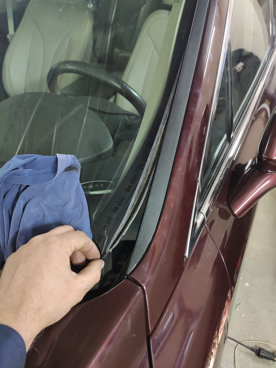 Усунення щілини пластикової накладки лобового скла Lincoln MKX 4