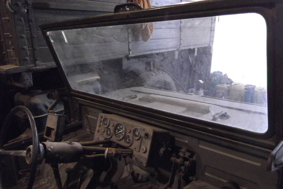 Лобове скло, щоб комахи облітали водія. 2