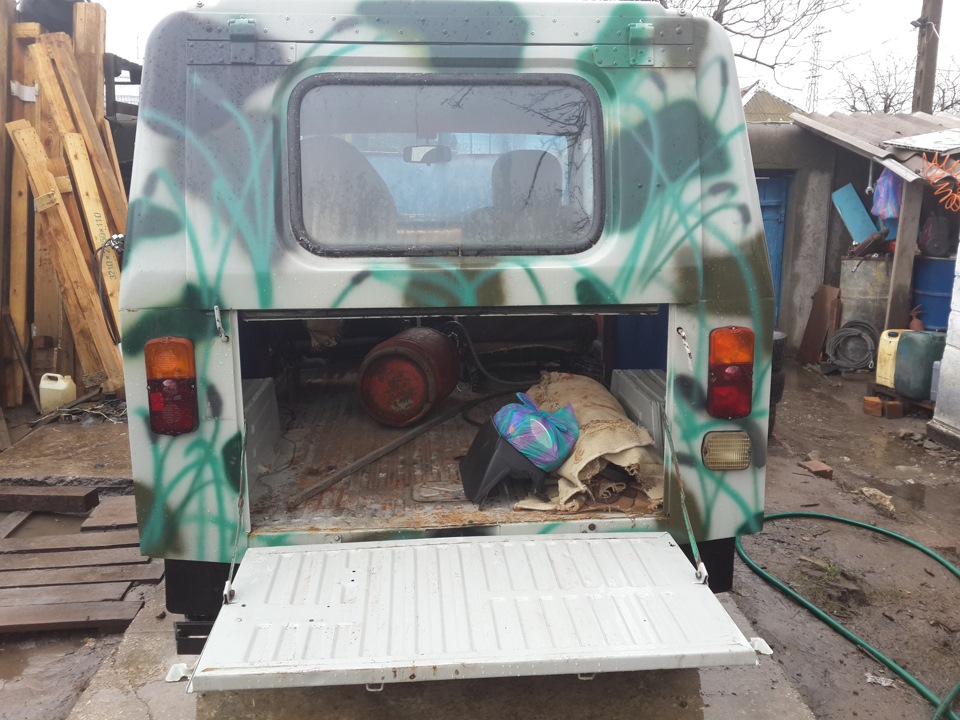 задні двері. 3