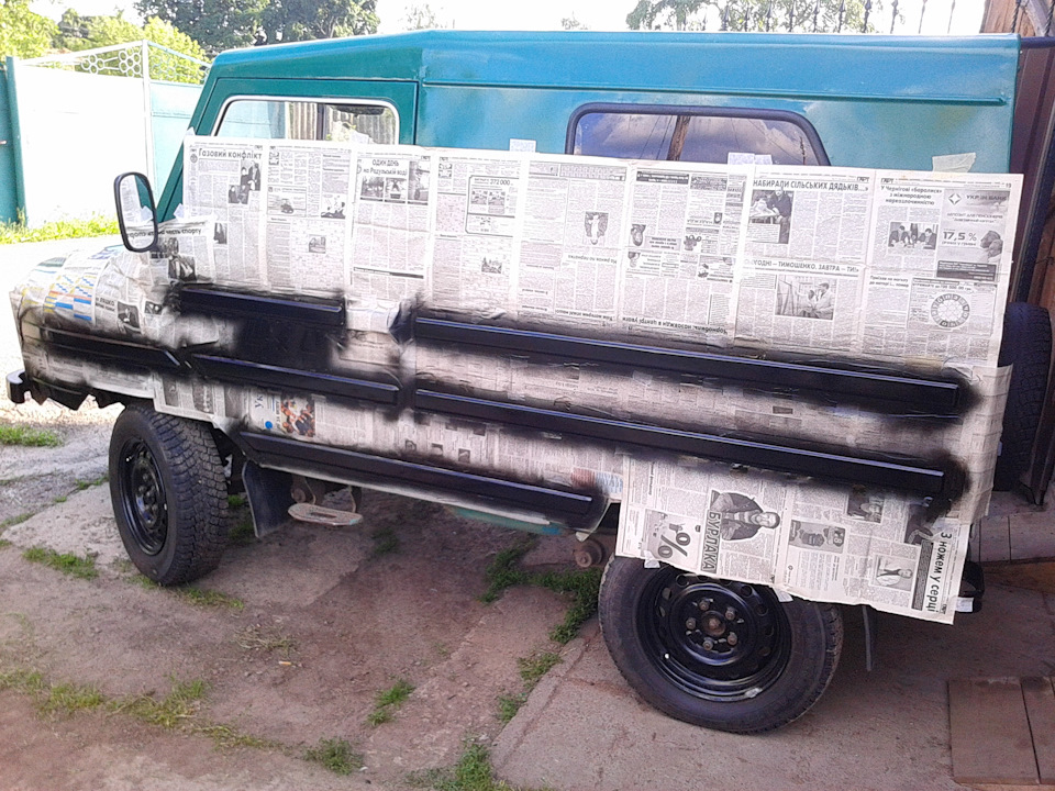 Виділяємо штамповані смуги та напис ЛуАЗ 4