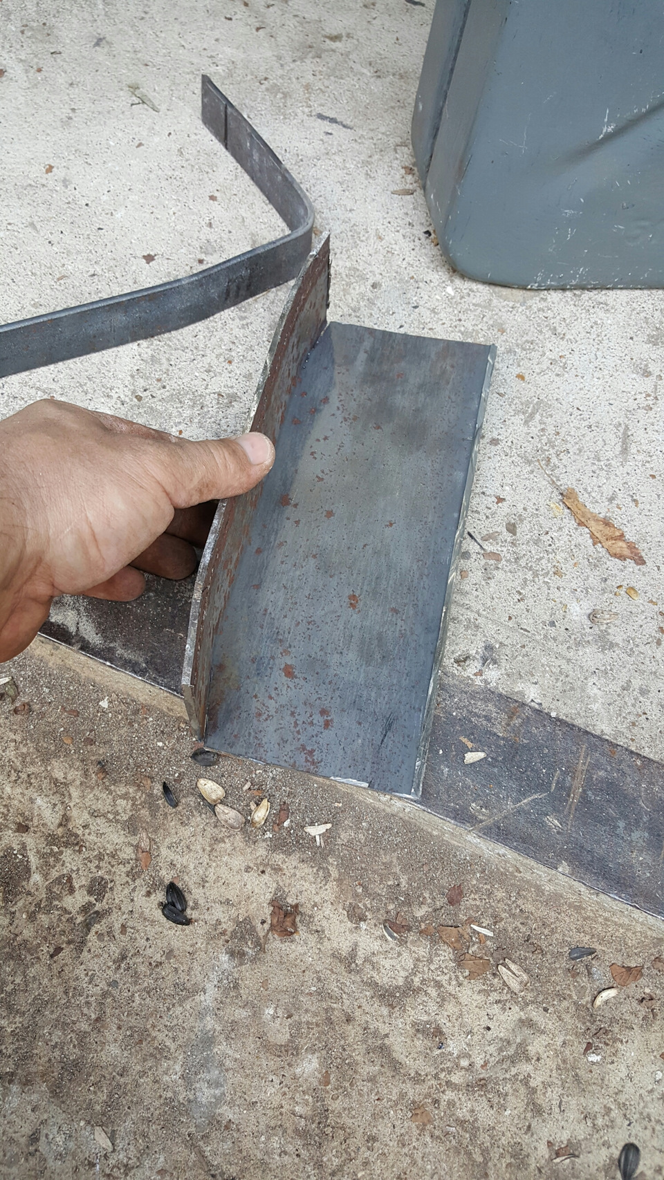 Каністра на хвіртці. 2