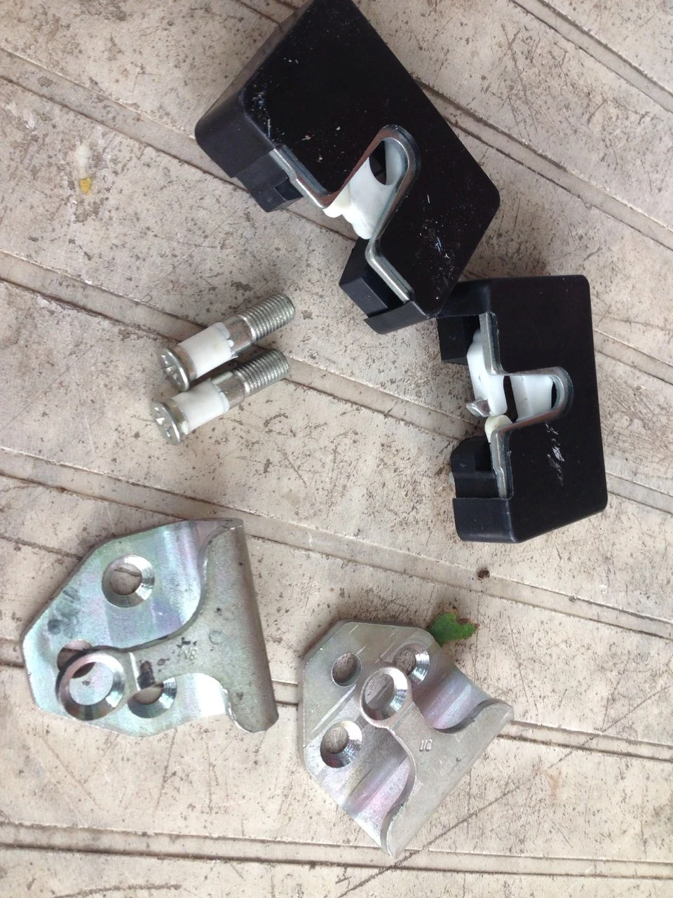 Дверні ручки, замки та інші обновочки