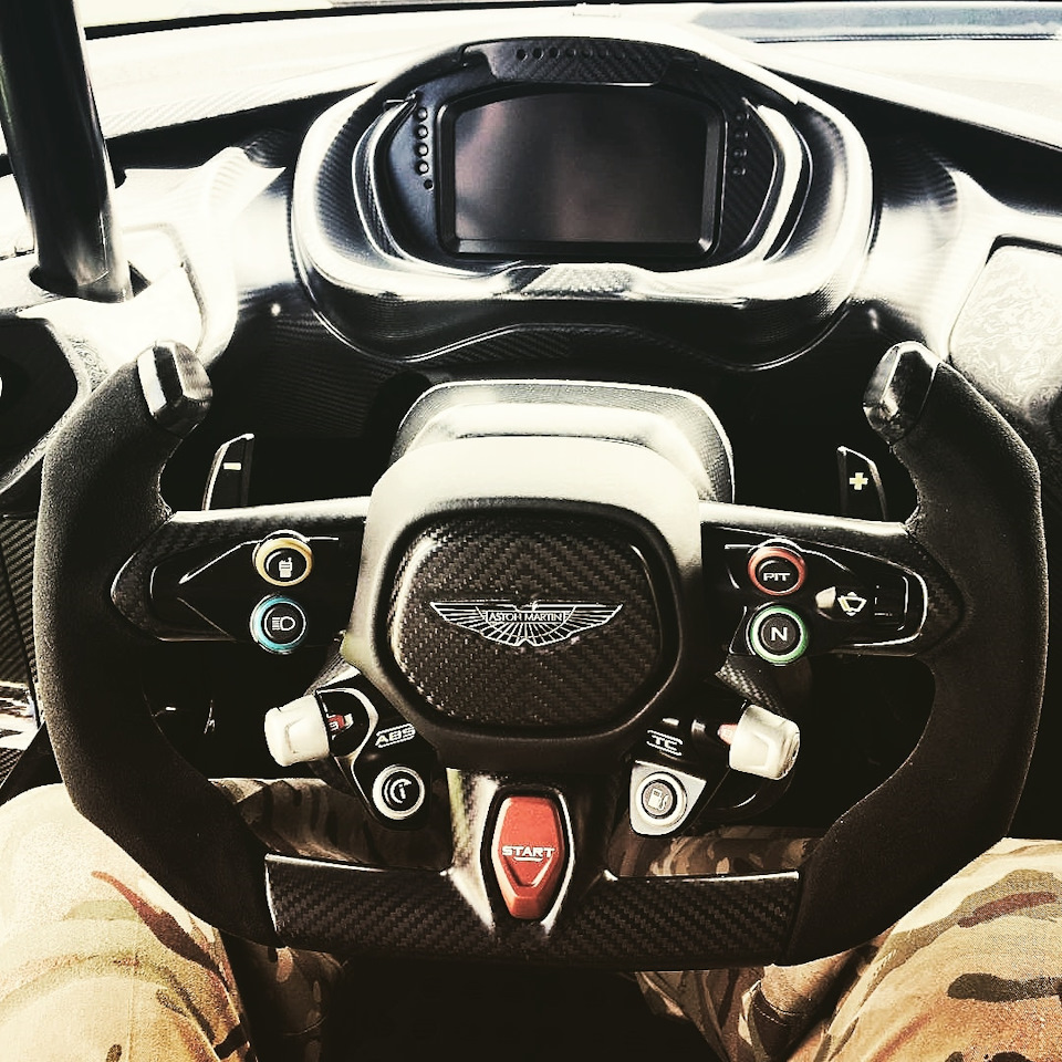 Про Aston Martin Vulcan 5