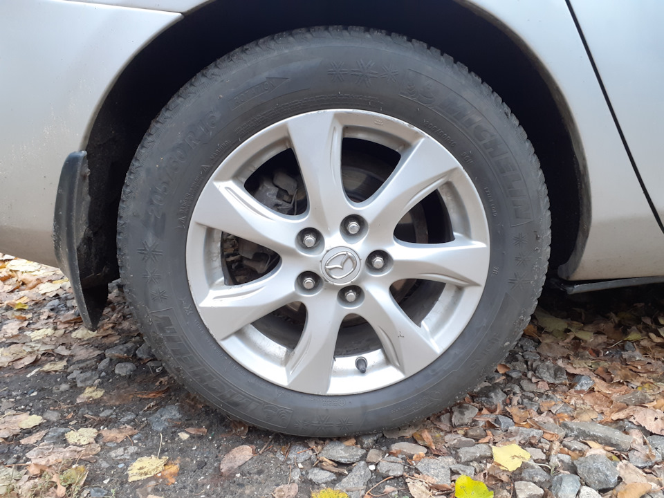 Встановив штатні литі диски R16 Mazda та шини Michelin Alpin 5 (205/60 R16) зима 1