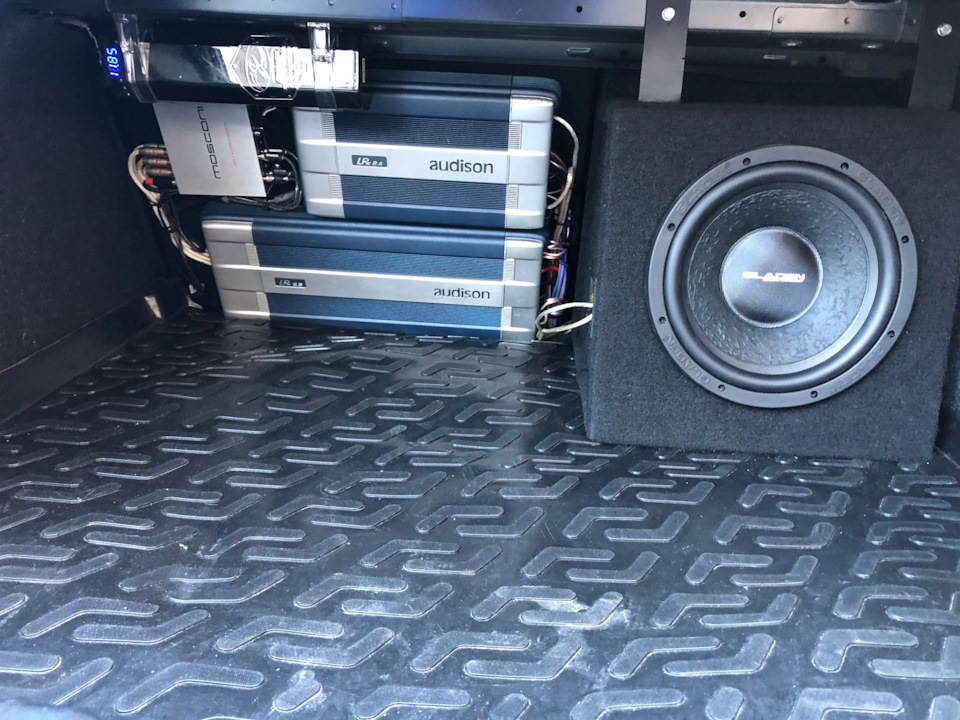 Змінив штатний BOSE на кастом, установка apple car play, зміни 18 дисків на 16, поставив сигналку з автозапуском 2