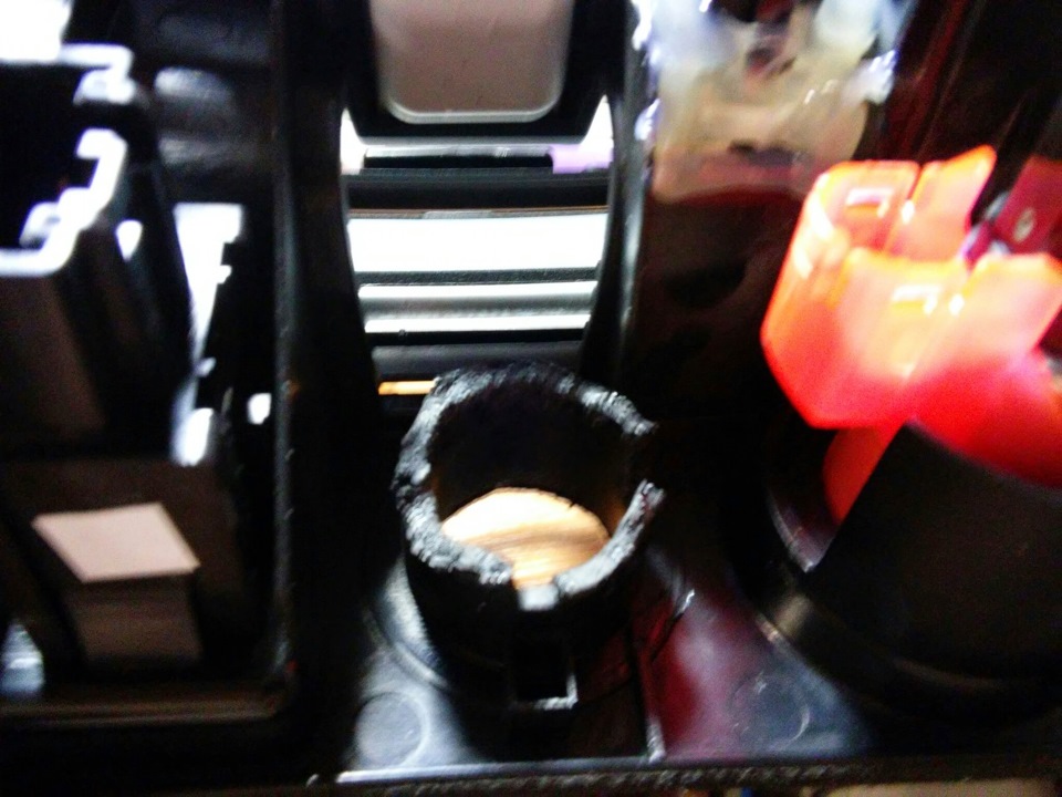 Додаткова USB зарядка в Mazda 3 4