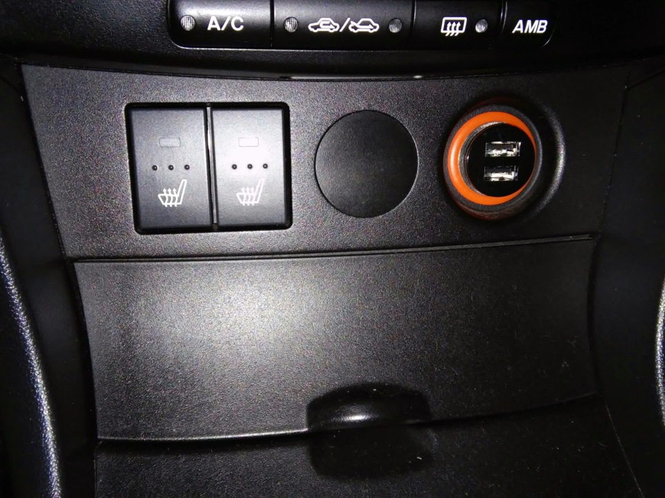 Додаткова USB зарядка в Mazda 3 2