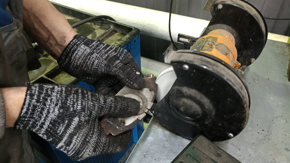 Заміна гальмівних колодок 3