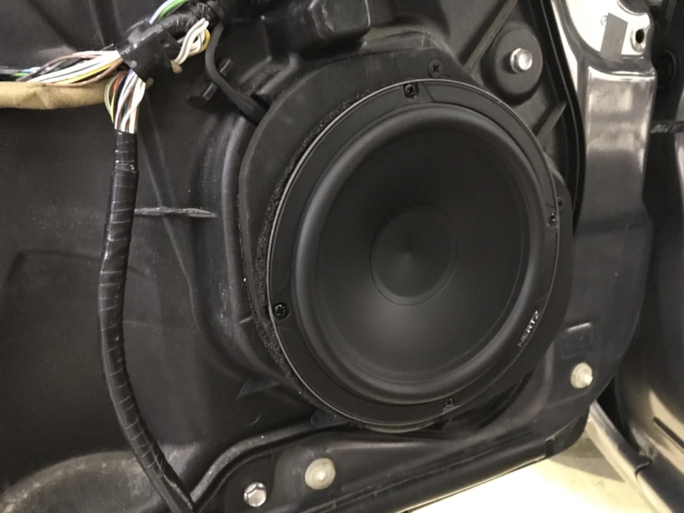 ГУ Pioneer AVH-Z9100BT + Infinity 5350A + перед HERTZ ESK165.5 L, зад Hertz MPX 165.3 PRO + Сабвуфер JBL GT BassPro12 + Фальшпол 5