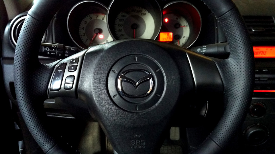 Заміна значка Mazda на кермі 1