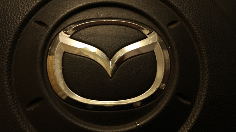 Заміна значка Mazda на кермі 3