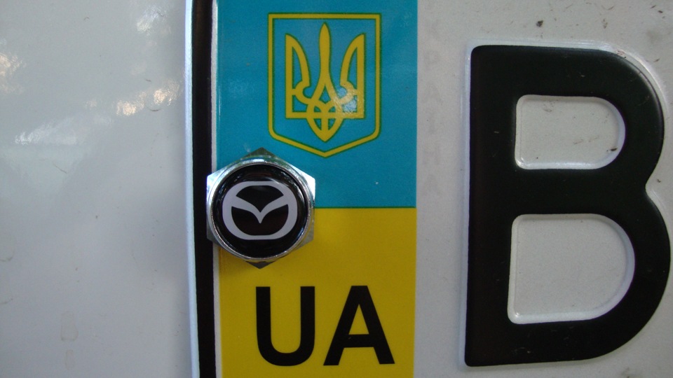 Болти кріплення переднього номера з Mazda logo 3
