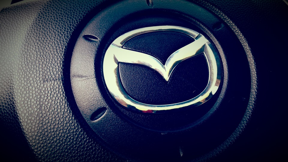 Змінив накладку на кермо з хромованим значком Mazda 3