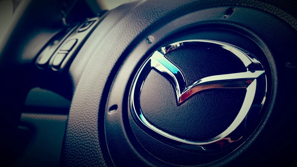 Змінив накладку на кермо з хромованим значком Mazda