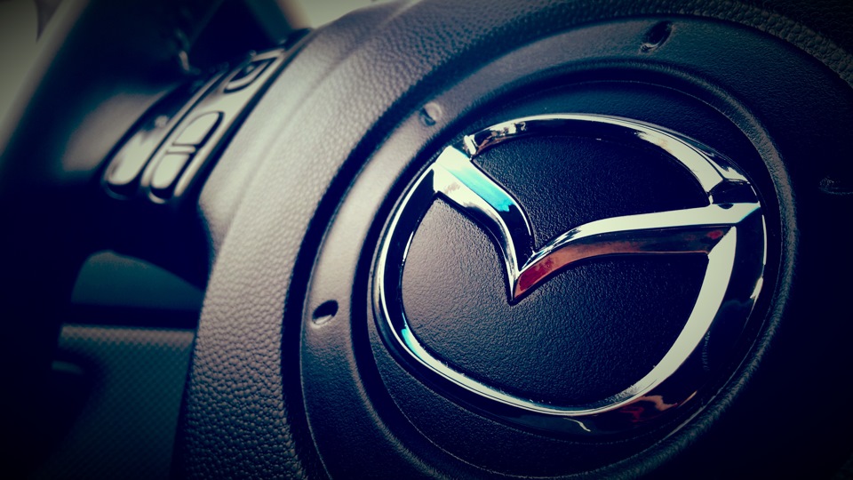 Змінив накладку на кермо з хромованим значком Mazda 1