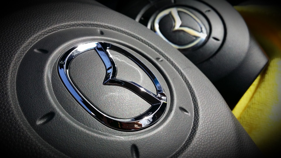 Змінив накладку на кермо з хромованим значком Mazda 4