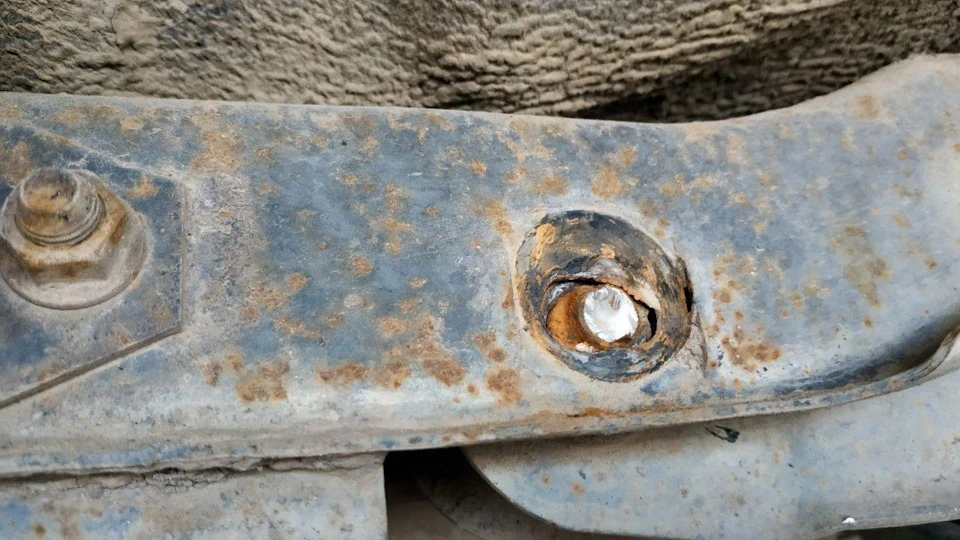 Заміна задніх сайлентблоків та акумулятора