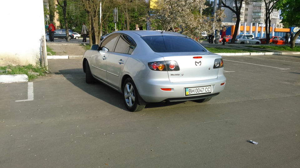 Емблема Mazda у вигляді Букви М 1