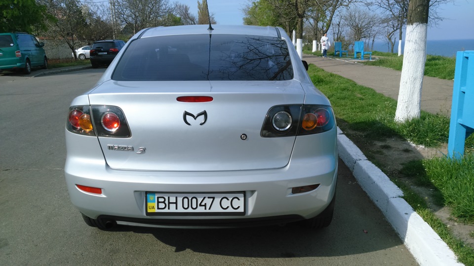 Емблема Mazda у вигляді Букви М 3
