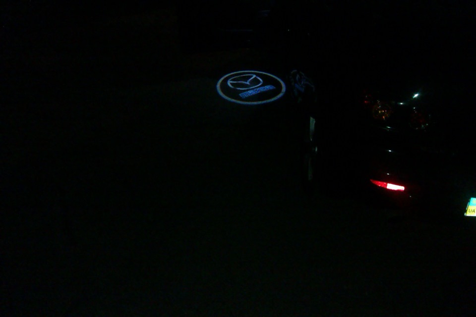 Підсвічування з логотипом Mazda 5