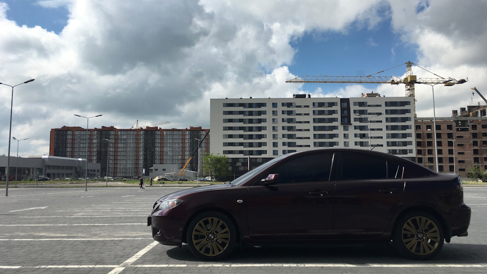 Лоб AGC + тонування + двірники Mazda 3