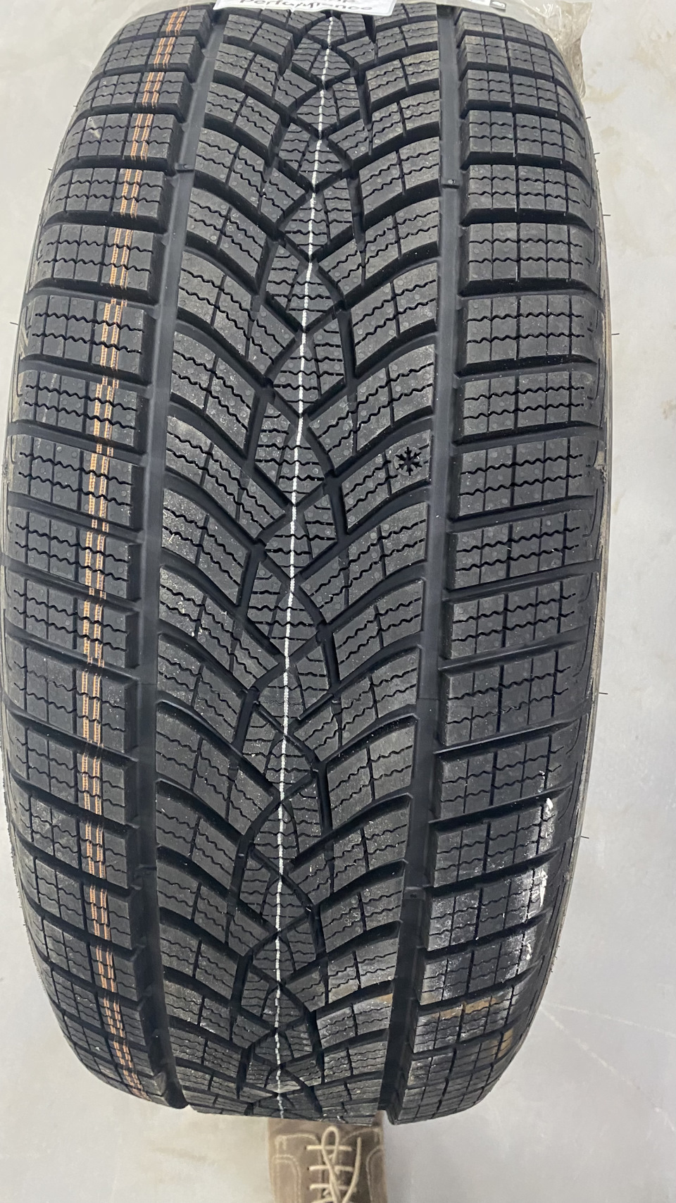 Зимові шини Goodyear UltraGrip Performance G1 2
