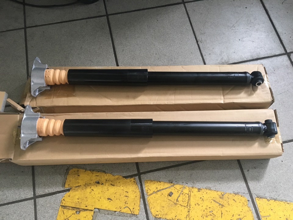 Заміна задніх амортизаторів OEM 1