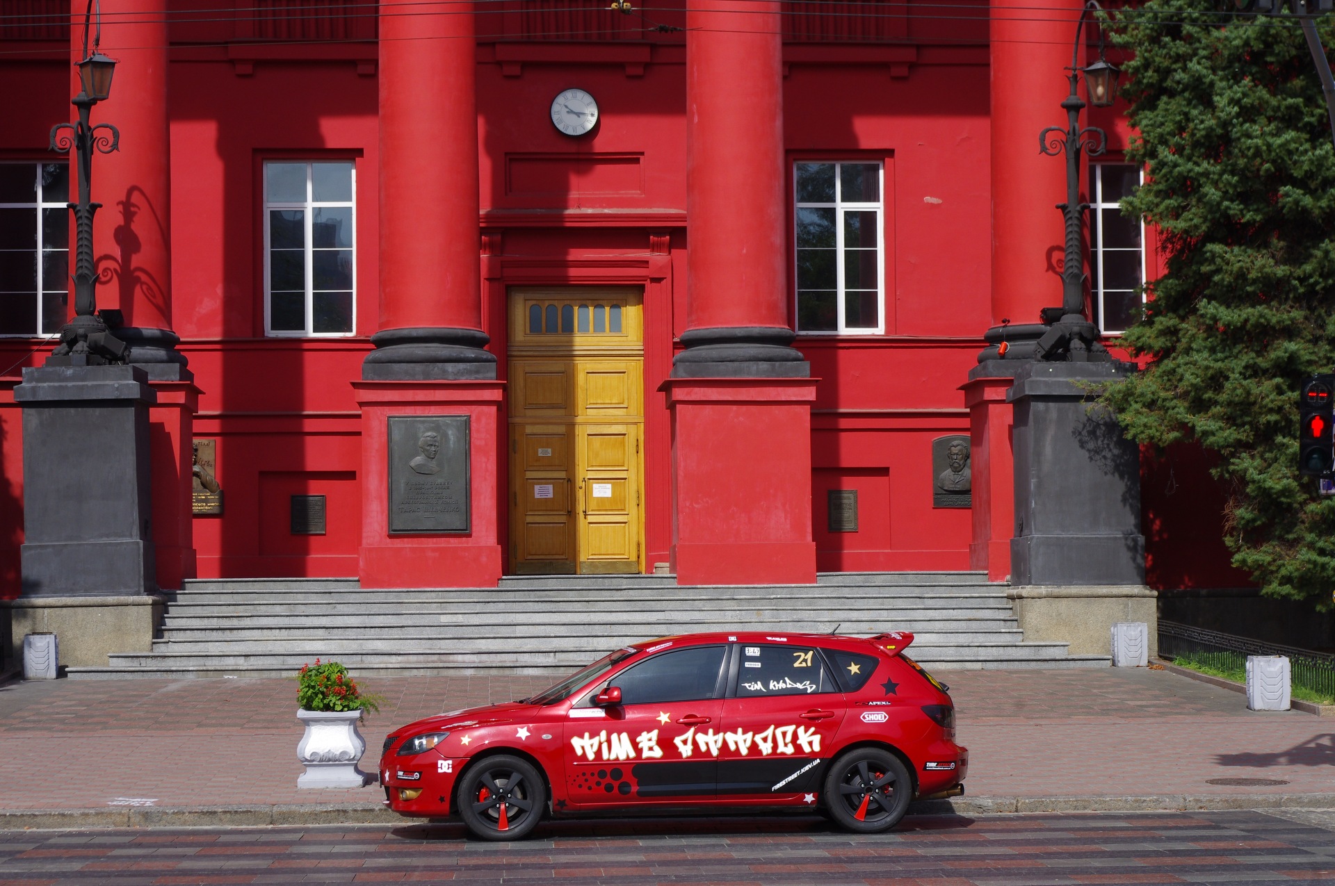 Фото біля універу 3