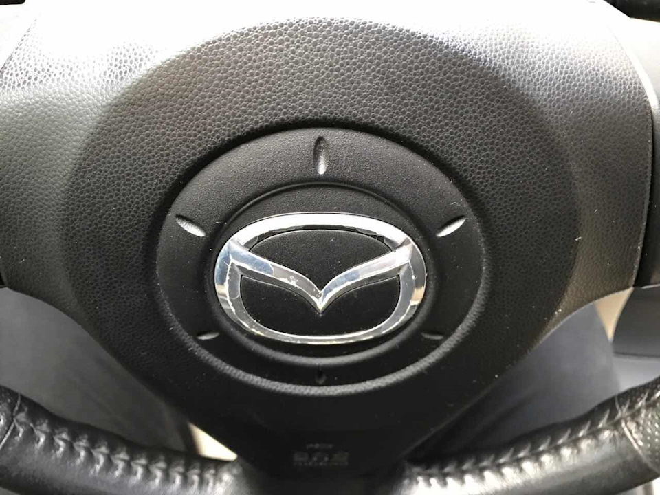 Заміна Логотипу MAZDA на кермі 1