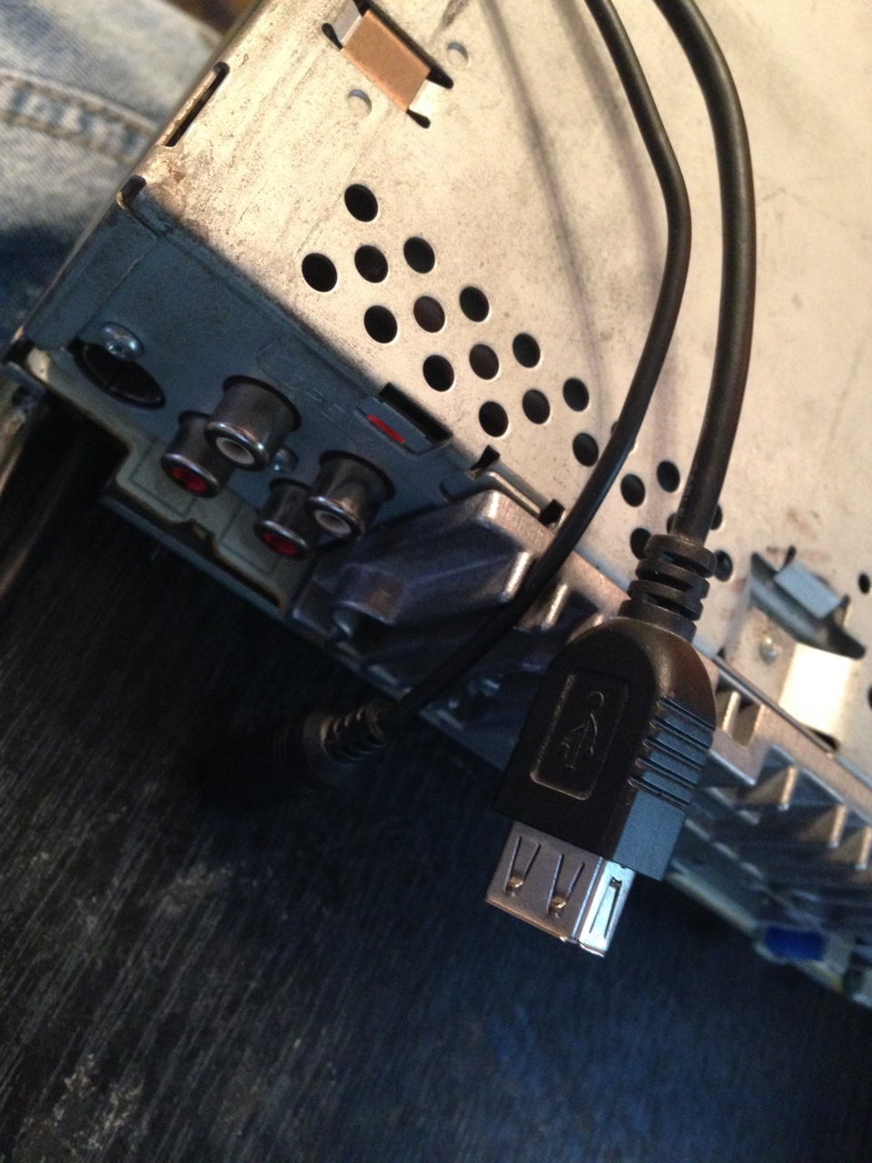 USB та AUX переїхали в підлокітник 4