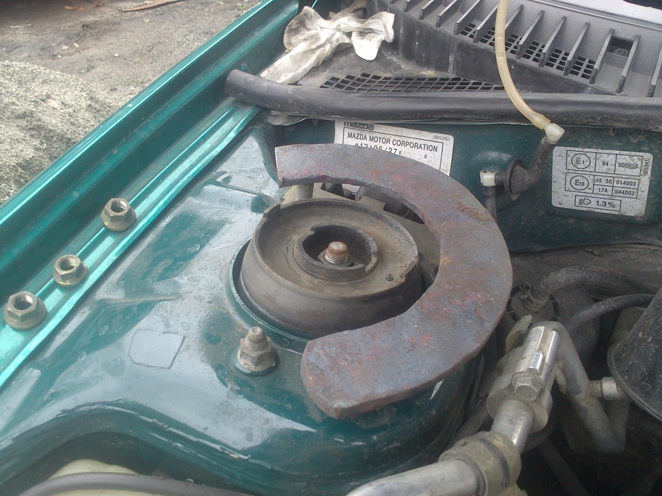 Розпірка стійок на Mazda 323F (BA) своїми силами 3