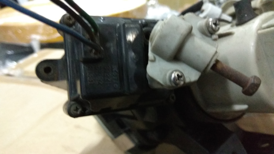 Перемога: Ремонт електрокоректора фари Mazda 323F BA. 2