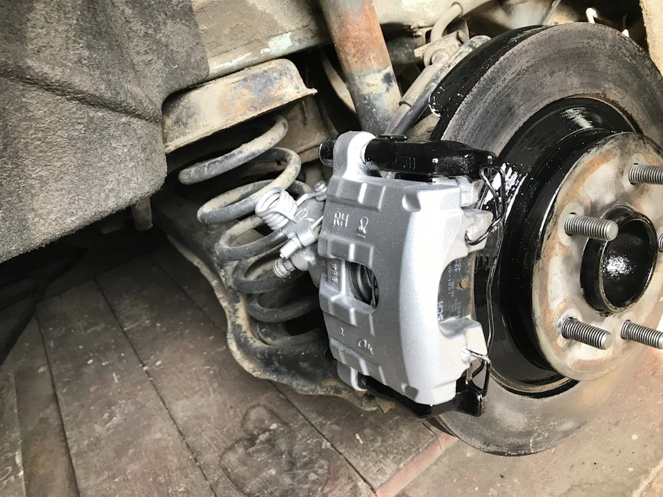 Заміна подушки двигуна та підфарбування супортів