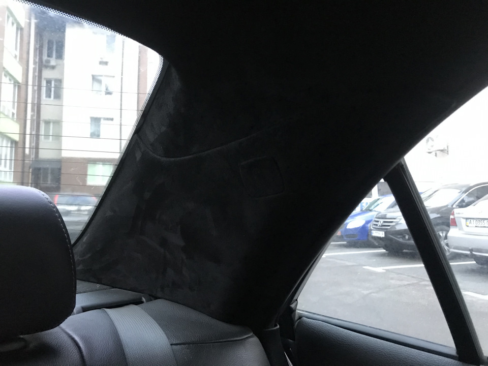 Перетяжка стелі в чорну алькантару 4