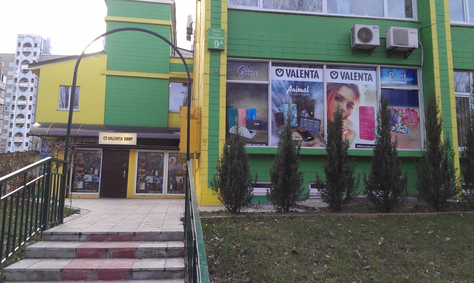 не тільки машини... Оформлення вітрин точок продажу 4