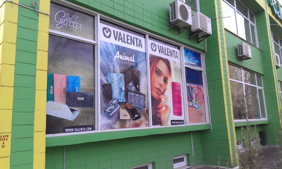 не тільки машини... Оформлення вітрин точок продажу 3