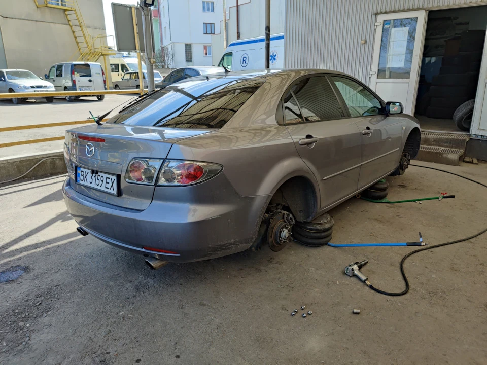 Перевзуття на літо, чищення дросельної заслінки, заміна обмежувача дверей, миття.