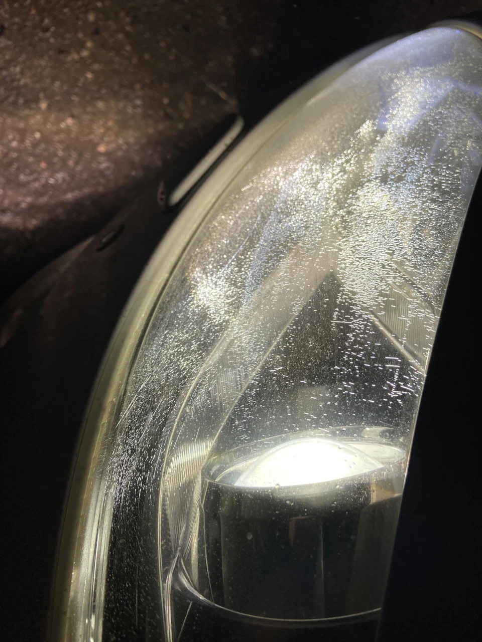 Підкажіть що зі склом фар сталося?