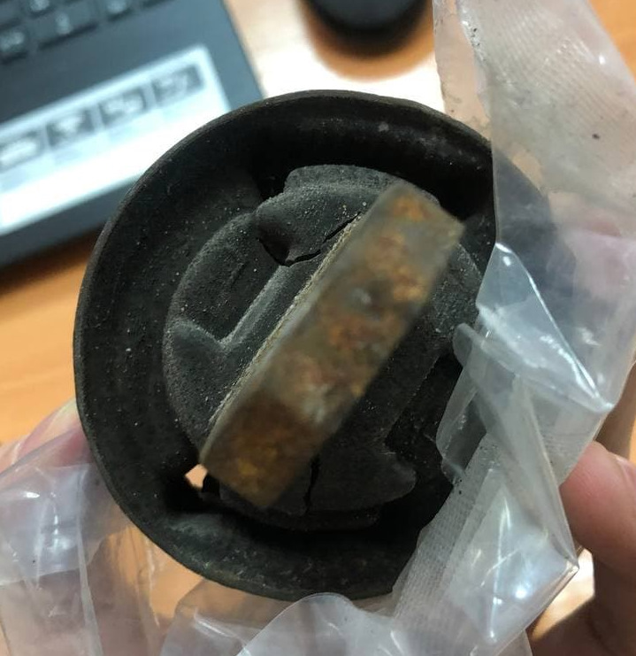 Заміна сайлентблока заднього поздовжнього важеля 2