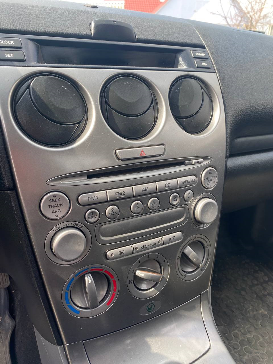 Можливість програвання музики з Bluetooth/AUX 1
