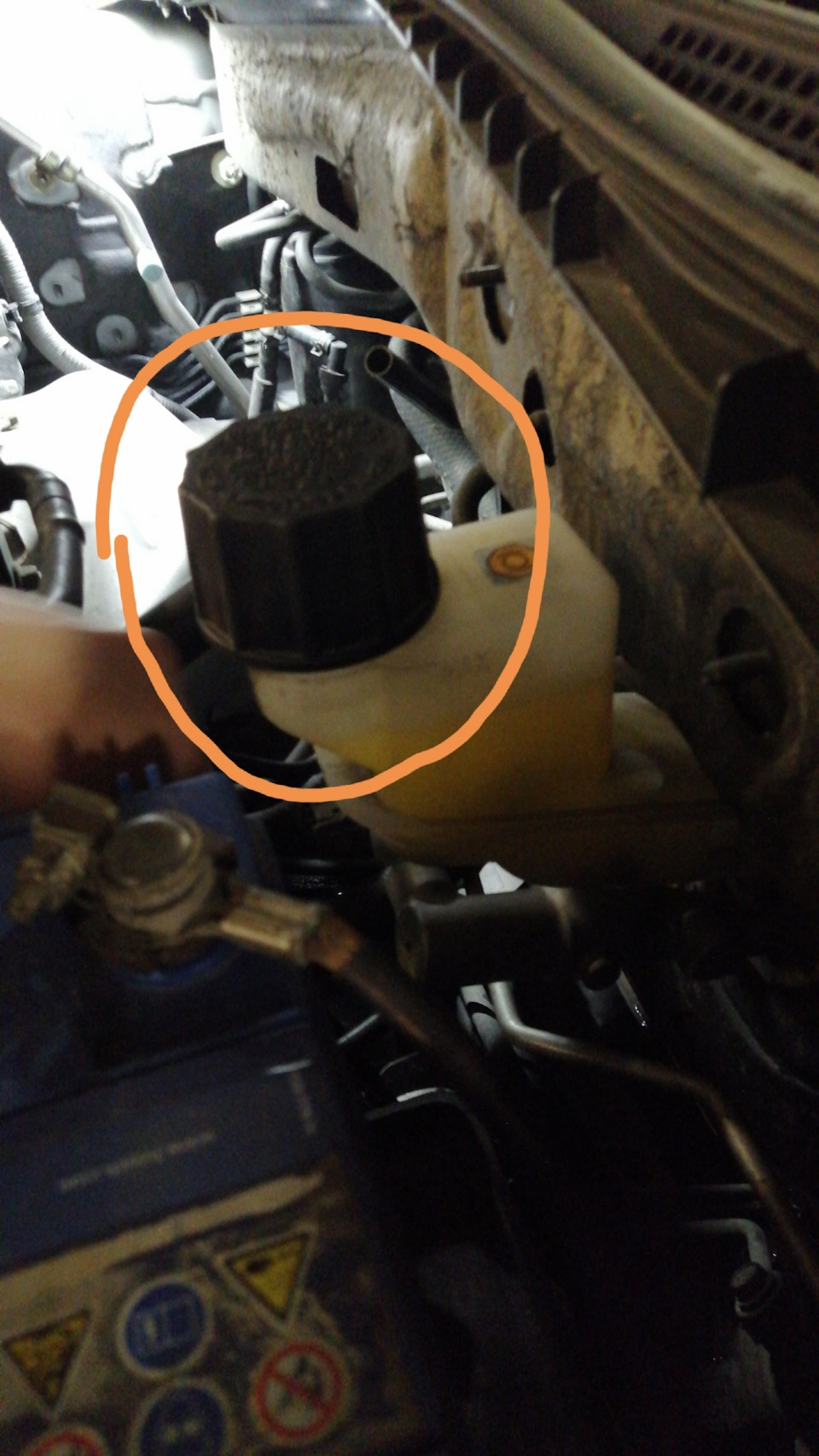 Прокручується пробка бачка підсилювача гальм 1