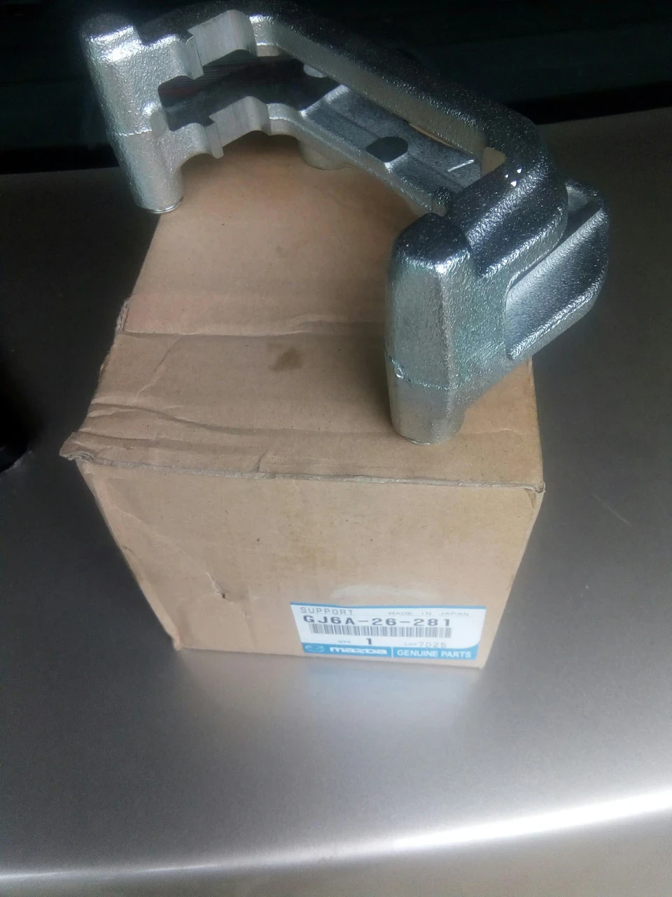 Скоба заднього супорта Mazda GJ6A26281