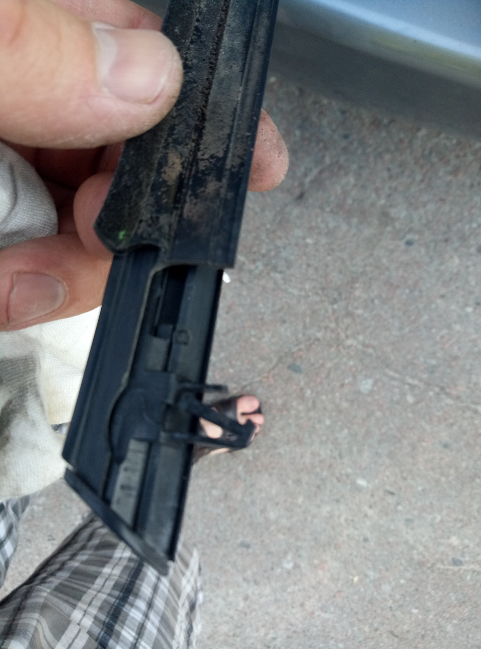 Заміна зовнішнього молдингу задніх дверей 5