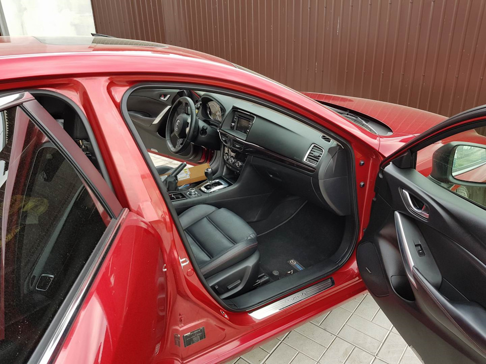Встановлення оригінальних накладок на пороги Mazda 3