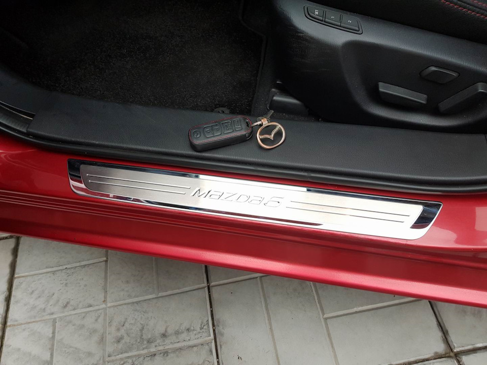Встановлення оригінальних накладок на пороги Mazda 1