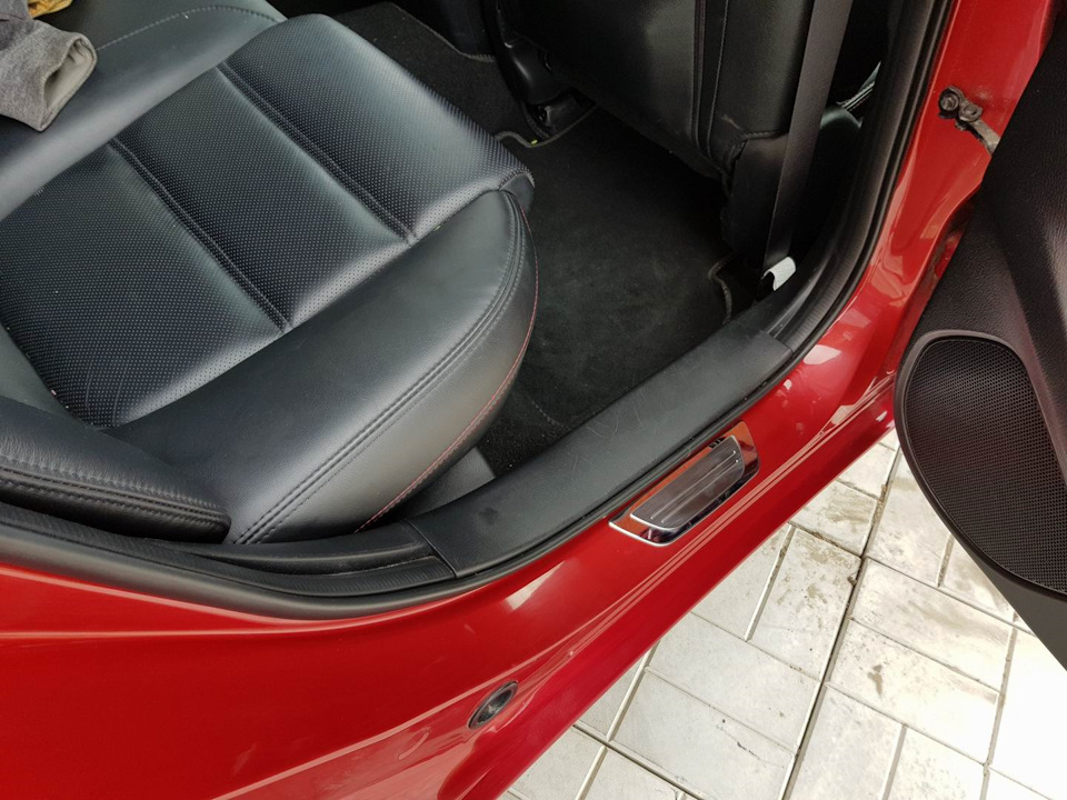 Встановлення оригінальних накладок на пороги Mazda 5