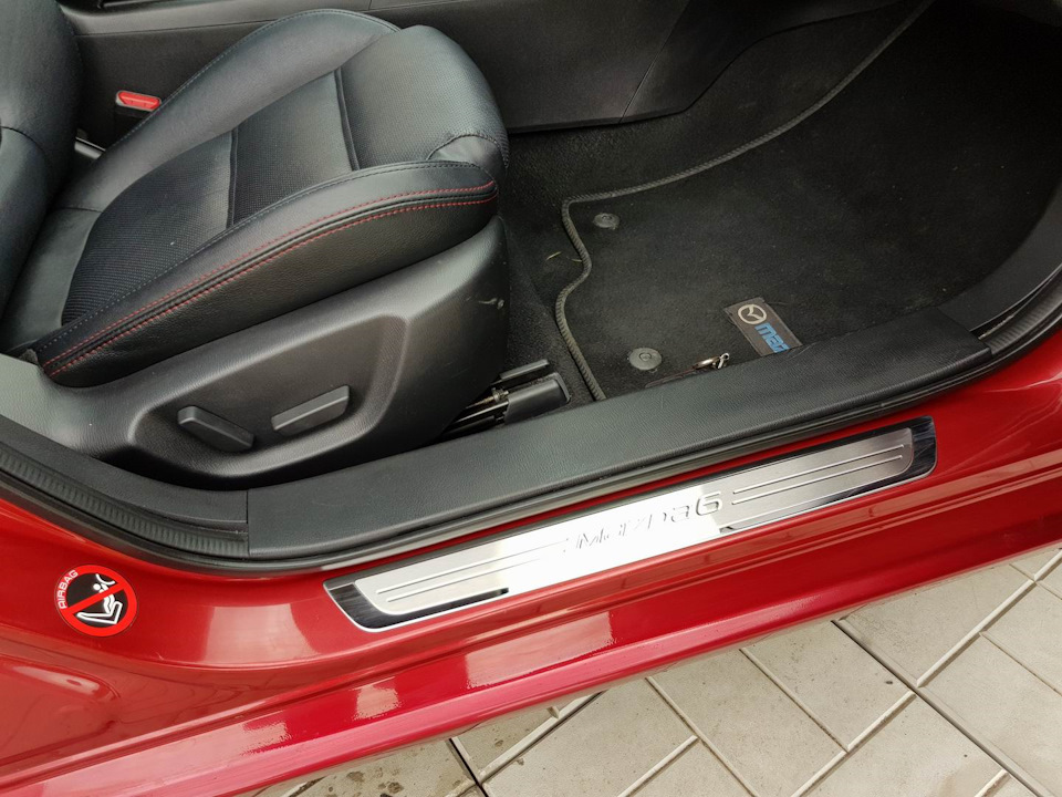 Встановлення оригінальних накладок на пороги Mazda 2