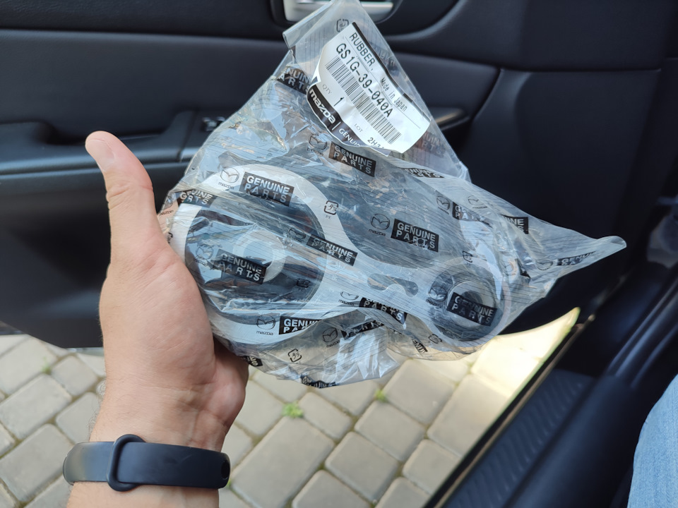 Заміна нижньої подушки двигуна від Mazda 6 GH. Заміна прокладки КК, датчик фаз. ШВІ дверей. BOSE динаміки замість Ford'овських. ТО і так по дрібниці. 1
