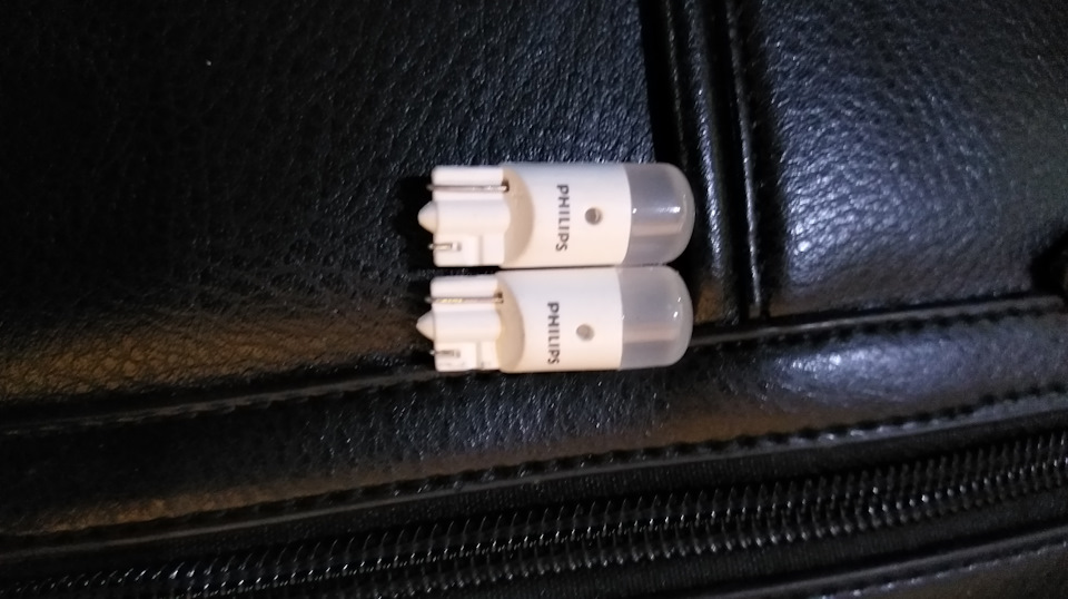 Поставив нові лампочки в габарит LED PHILIPS 4