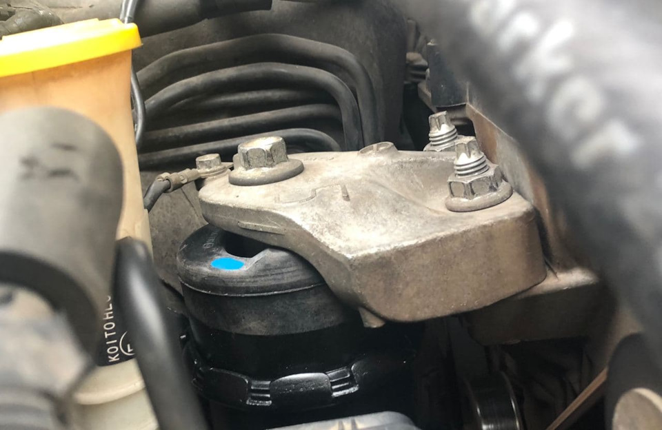 Питання, чи стає права опора GS1G39060G на Mazda 2.5 MT 1